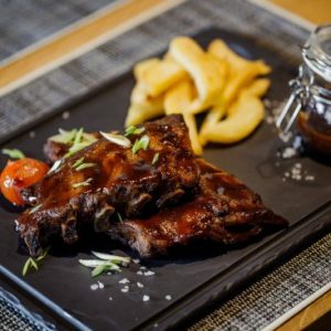 COASTE DE PORC CU SOS BBQ/CARTOFI WEDGES 350/200 /50GR